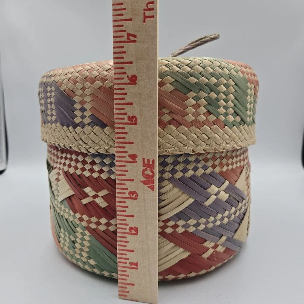 Vtg‎ Handwoven Bright Multi Color Pitcairn Island Basket W/ Lid Round 7x8 Inch